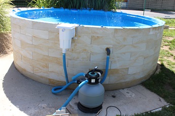 Stavba kruhového bazénu v designu řezaného pískovce s filtrací