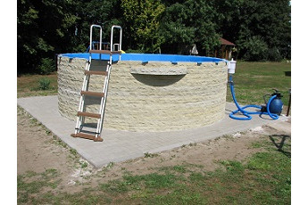 Stavba kruhového bazénu v designu štípaného kamene s filtrací